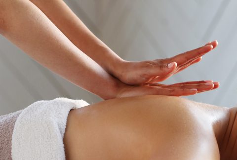 massage du dos avec les mains